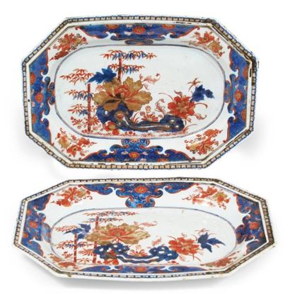 CHINE Paire de plats rectangulaires à décor bleu, rouge et or dit Imari de rochers...