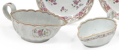 CHINE Deux saucières ovales à décor polychrome des émaux de la famille rose de bouquets...
