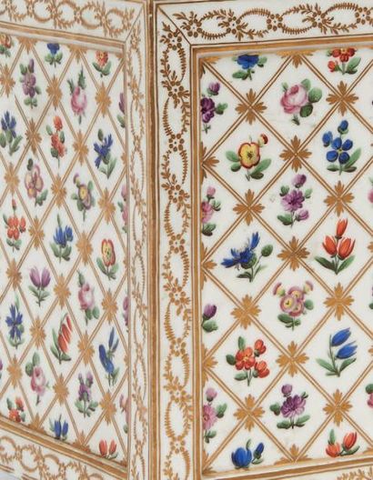 PARIS Caisse à fleurs carrée à décor polychrome de semis de fleurettes dans des treillages...