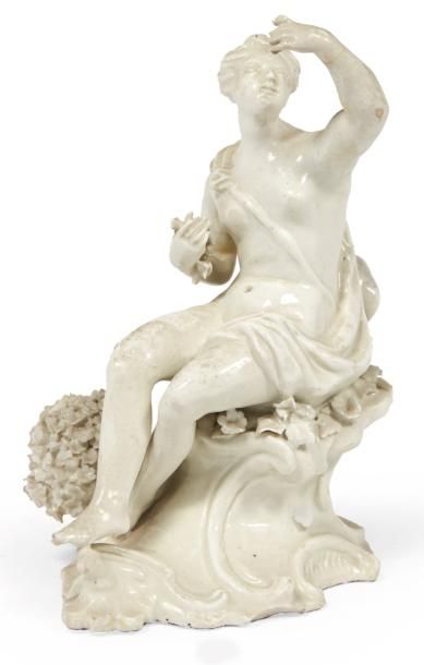 ORLEANS Statuette en porcelaine tendre émaillée blanche représentant une figure de...
