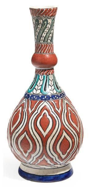 SAMSON Vase en céramique à décor floral polychrome dans le style d'Iznik. Signé en...