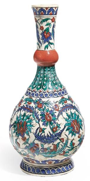 SAMSON Vase en céramique à décor floral polychrome dans le style d'Iznik. Signé en...