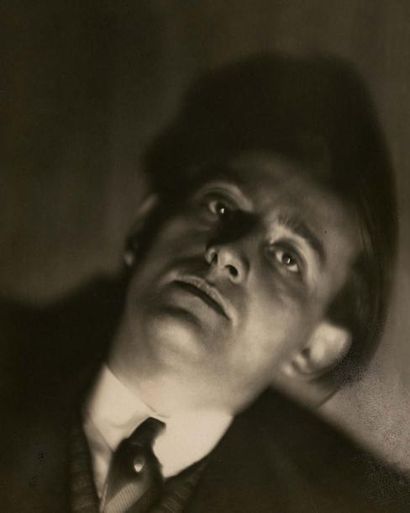 KRULL (Germaine) Portrait d'André Malraux. Paris, vers 1930. Tirage argentique d'époque,...