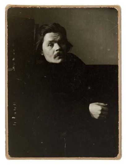 [GORKI (Maxime)] Portrait. Vers 1900. Épreuve citrate montée sur carton fort: 116...
