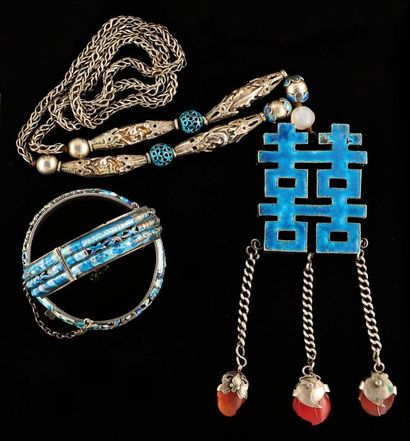 null Lot : Composé de deux bracelets, d'un collier et d'une épingle à cheveux en...