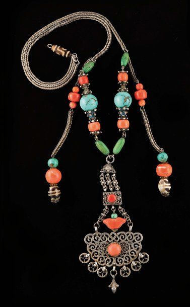 null Grand collier composé de perles de turquoise et de corail, avec un grand pendentif...