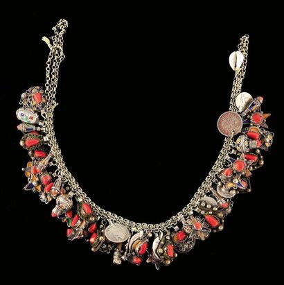 null Collier Classique collier de mariage, composé de plusieurs dizaines de pendentifs...