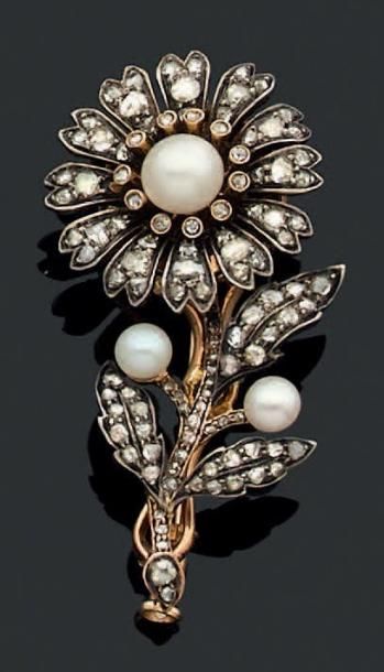 null BROCHE en or rose et argent figurant une fleur, sertie de diamants taillés en...