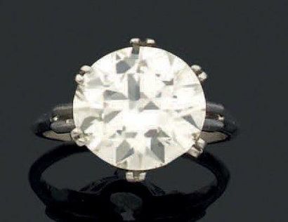 null BAGUE SOLITAIRE en platine sertie d'un diamant taillé en brillant de 6,56 ct....