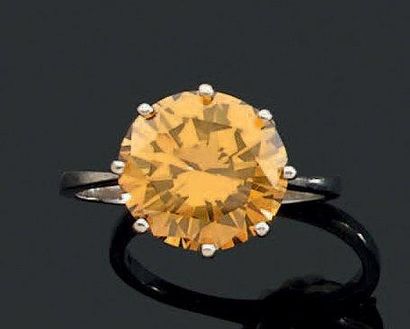 null BAGUE SOLITAIRE en or gris sertie d'un diamant "jaune orangé" taillé en brillant...