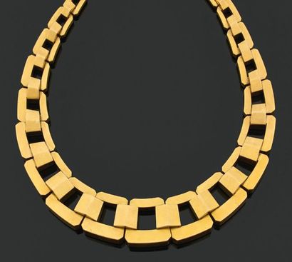 null DEMI PARURE STYLE «TANK» composée d'un collier et d'un bracelet en or jaune...