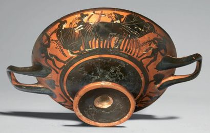 null KYLIX À FIGURES NOIRES. Le tondo est peint d'un homme drapé, debout vers la...