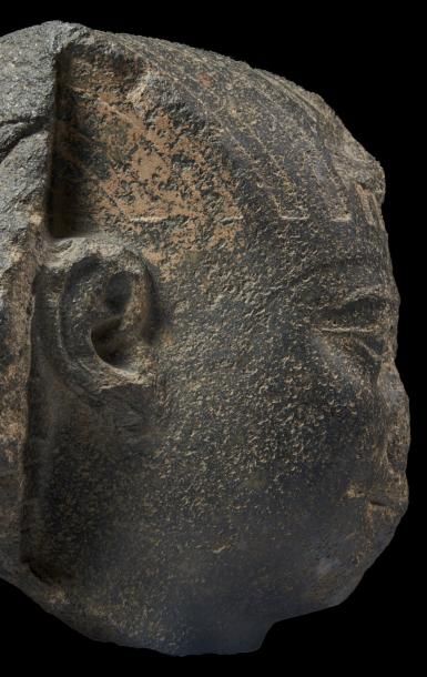 Égypte TÊTE ATTRIBUÉE À APRIÈS, CA. 589-570 AV. J.-C. Tête monumentale provenant...