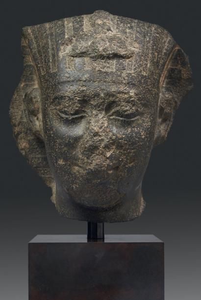 Égypte TÊTE ATTRIBUÉE À APRIÈS, CA. 589-570 AV. J.-C. Tête monumentale provenant...