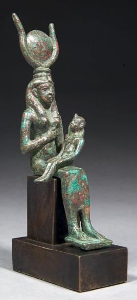 Égypte STATUETTE D'ISIS LACTANS. Statuette votive représentant la déesse Isis assise,...