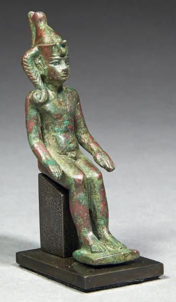 Égypte STATUETTE D'HARPOCRATE. Statuette votive représentant le dieu Harpocrate....