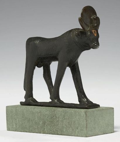 Égypte STATUETTE DU TAUREAU APIS. Statuette votive représentant le taureau Apis passant...