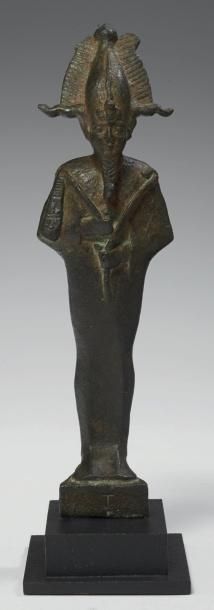 Égypte STATUETTE D'OSIRIS. Statuette votive représentant le dieu Osiris momiforme,...