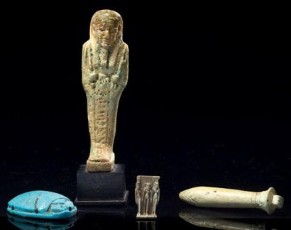 Égypte Lot composé d'UN OUSHEBTI inscrit d'une colonne sur les jambes et de TROIS...