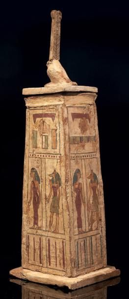 Égypte COFFRE À CANOPES. Trois faces sont peintes, chacune d'une déesse vêtue d'une...