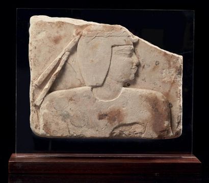 Égypte MODÈLE DE SCULPTEUR. Modèle sculpté en relief du buste d'un roi juvénile de...