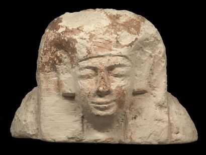 Égypte MASQUE DE SARCOPHAGE. Il représente le buste d'un homme coiffé de la perruque...