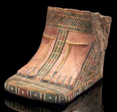 Égypte CARTONNAGE DE MOMIE. Il représente les pieds chaussés de sandales dorées avec...