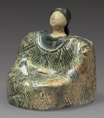 null PRINCESSE DE BACTRIANE. Statuette représentant une femme assise, vêtue d'une...