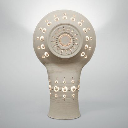 GEORGES PELLETIER Grande lampe à poser modèle «Soleil» Céramique blanche Signée Création...