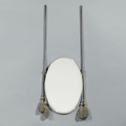 JACqUes-éMIle rUhlMAnn (1879-1933) Miroir de forme ovale Bronze argenté, acajou et...