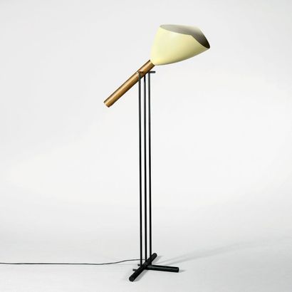 Ettore Sottsass Jr. (1917-2007) Lampadaire Métal laqué et laiton Edition Arredoluce...