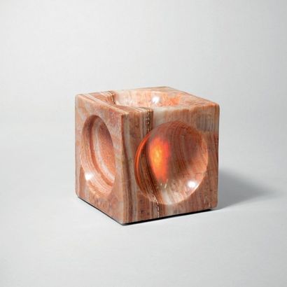 Angelo MANGIAROTTI (né en 1921) Lampe à poser «Cube» - Pièce unique Albâtre sculpté...
