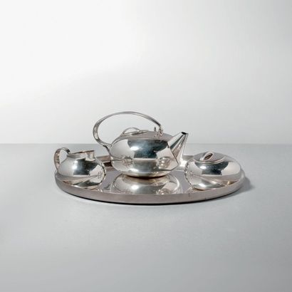 Lino SABATTINI (né en 1925) Service à thé modèle «Boule» et son plateau métal argenté...