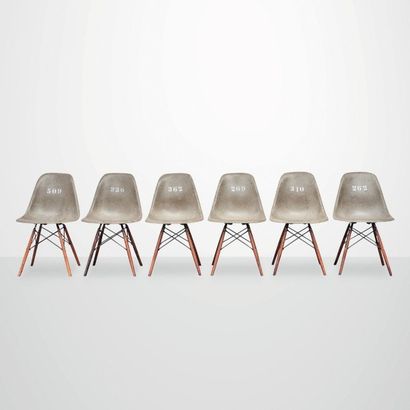 Charles EAMES Suite de six chaises modèle «DSW» Fibre de verre, bois et métal laqué...