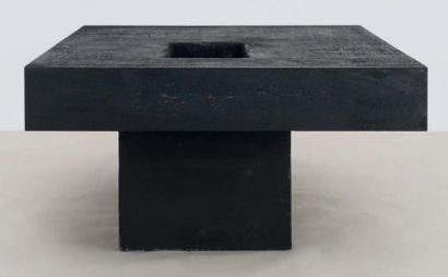 NORAYR KHACHATRYAN (NÉ EN 1983) Table basse modèle «Betta1» Béton huilé et ciré Signée...