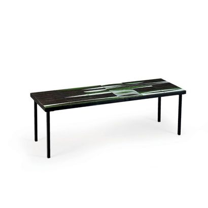 ROGER CAPRON (1920-2006) Table basse à décors de navettes Faïence émaillée verte...