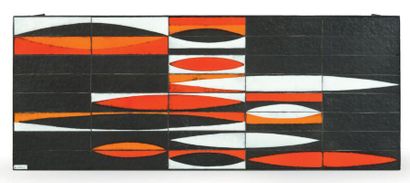 ROGER CAPRON (1920-2006) Table basse à décors de navettes Faïence émaillée orange...