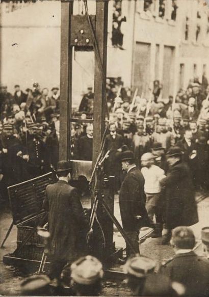 null [EXECUTION]. Liotard sur le chemin de la guillotine. Sans date [1909]. Épreuve...