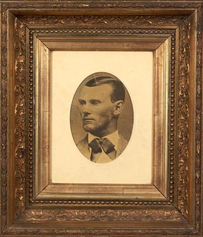 [JAMES (Jesse)] Portrait photographique de Jesse James. [vers 1880]. Épreuve photographique...