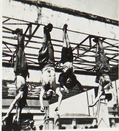 [MUSSOLINI] [Exposition publique du cadavre de Mussolini sur la piazzale Loreto à...