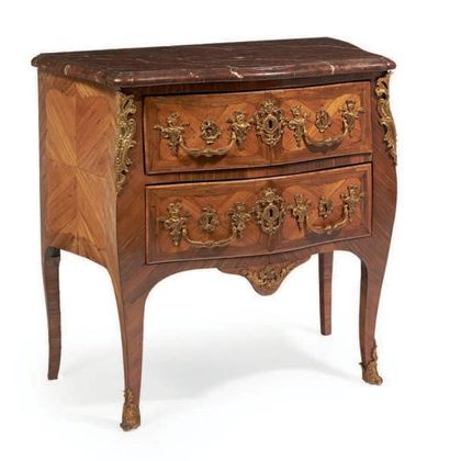 null COMMODE de forme galbée, en placage de bois de rose et amarante, elle ouvre...