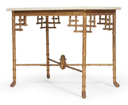 null TABLE de forme rectangulaire en bois doré à l'imitation du bambou, elle repose...