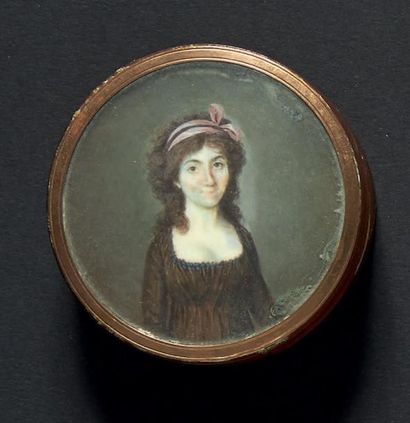 École FRANÇAISE vers 1790 Portrait de jeune femme en robe de soie brune. Miniature...