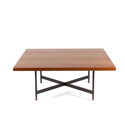 FINN JUHL (1912-1989) Danemark Table basse modèle «FJ57» Teck et métal laqué noir...