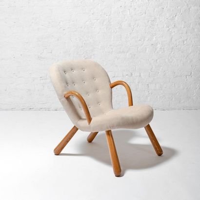 PHILIP ARTCTANDER (1916-1994) Danemark Fauteuil modèle «Clam» Hêtre et tissu Édition...