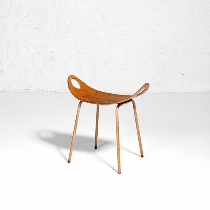 OLAVI KETTUNEN Suède Tabouret modèle «Ulla» Bouleau et métal laqué blanc Edition...