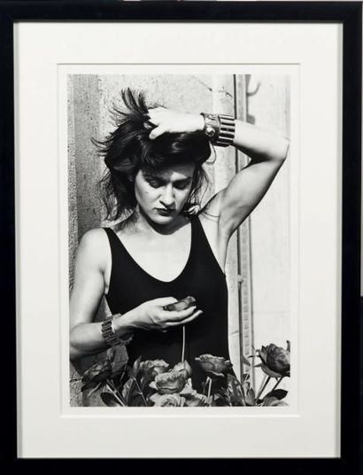 Helmut NEWTON (1920-2004) Paloma Picasso, 1984 Tirage argentique signé. H_35 cm L_24...