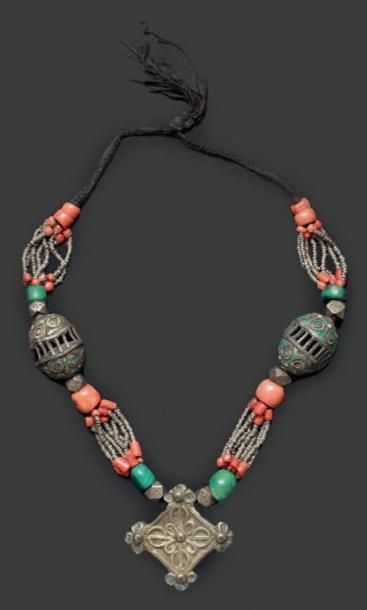 null Collier, Aït Ouaouzguit, alternant des perles de corail et de turquoise à des...