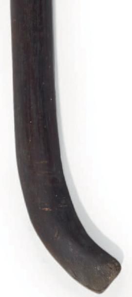 null MASSUE en bois courbe en forme de crosse. Archipel du Vanuatu. H_78 cm