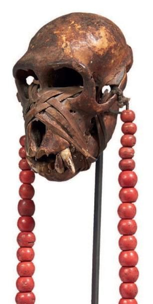 null COLLIER en fibres et perles rouges orné d'un crâne de singe. Philippines(*)